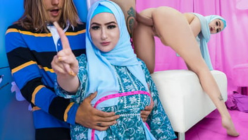 Kamu Mengingatkanku Pada Mantan Pacarku… Ibu Konservatif Langgar Aturannya Sendiri, Mandii Rose Ngebor Memek Pertama.