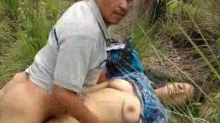 Pasangan Dewasa Lagi Main Basah-basah Di Alam Terbuka, Crot Di Mana-mana