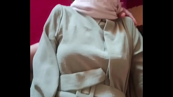 Saudari Tiri Berjilbab Digenjot Habis-habisan Di Hari Lebaran Yang Penuh Nafsu.