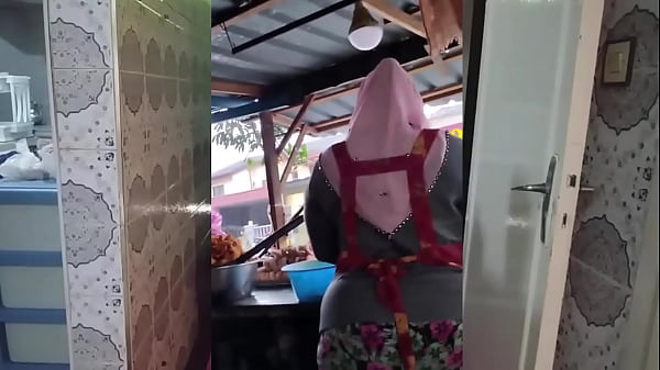 Mamah Montok Berjilbab, Siap Digoyang Habis-habisan.
