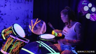 Ngentot Drummer / Trailer Full Brazzers Dari Https://zzfull.com/drumm, Bikin Kontol Tegang Dan Memek Basah Kuyup!