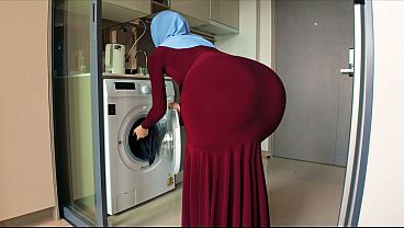 Ibu Tiri Berhijab Itu Kena Pandangan Nakalku Yang Nakal Banget Ke Pantat Bulatnya Yang Seksi.