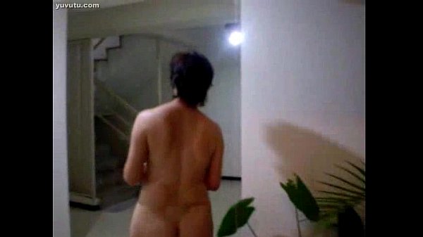 Liur Liur, Si Bini Tua Tionghoa Lagi Nyiram Tanaman, Becek-becek Sambil Ngocok Pantatnya Yang Montok.