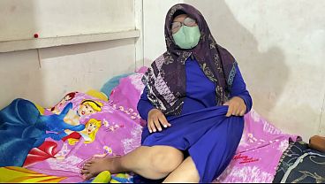 Wanita Berhijab Lagi Mainin Diri Sendiri Sampe Basah Kuyup, Nafasnya Tersengal-sengal, Nikmatin Setiap Sentuhan Nakal Di Balik Kain Suci.